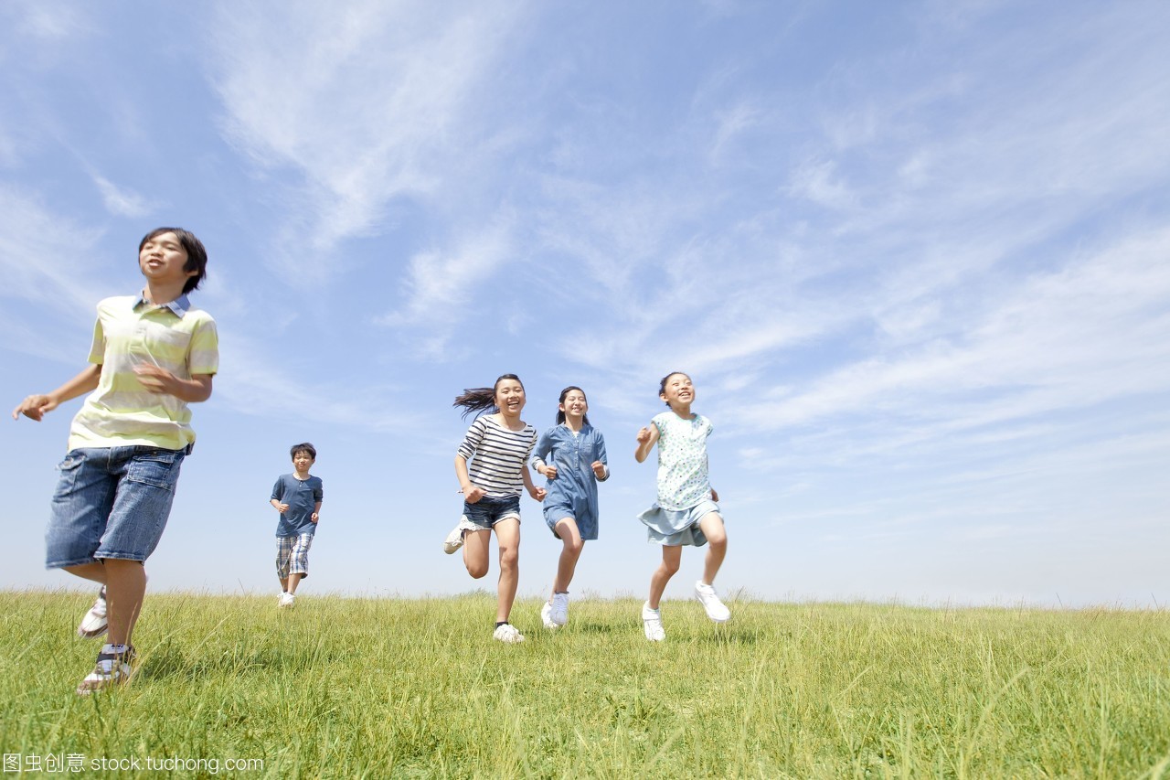 5 people,快乐童年,生活方式,五个人,低视角,云,乐趣,户外,连接,另一方面,竞争,跑,蓝天,手牵手,人,女孩,天空,草坪,全身,友谊,全身像,amana,日本人,团结,同学,活力,原野,男孩,相伴