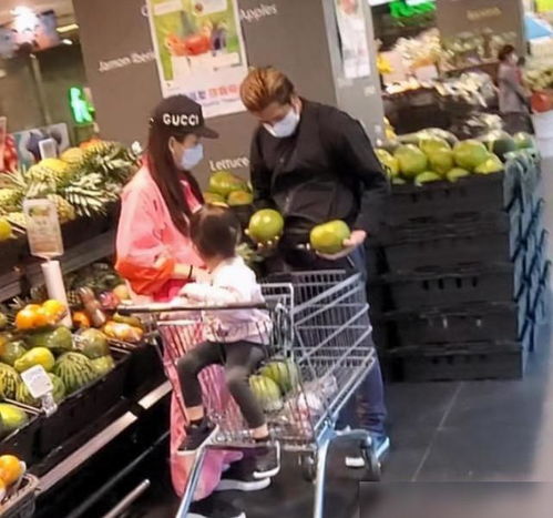 郭富城晒全家福庆生,与小22岁娇妻甜蜜亲吻,两个女儿超可爱