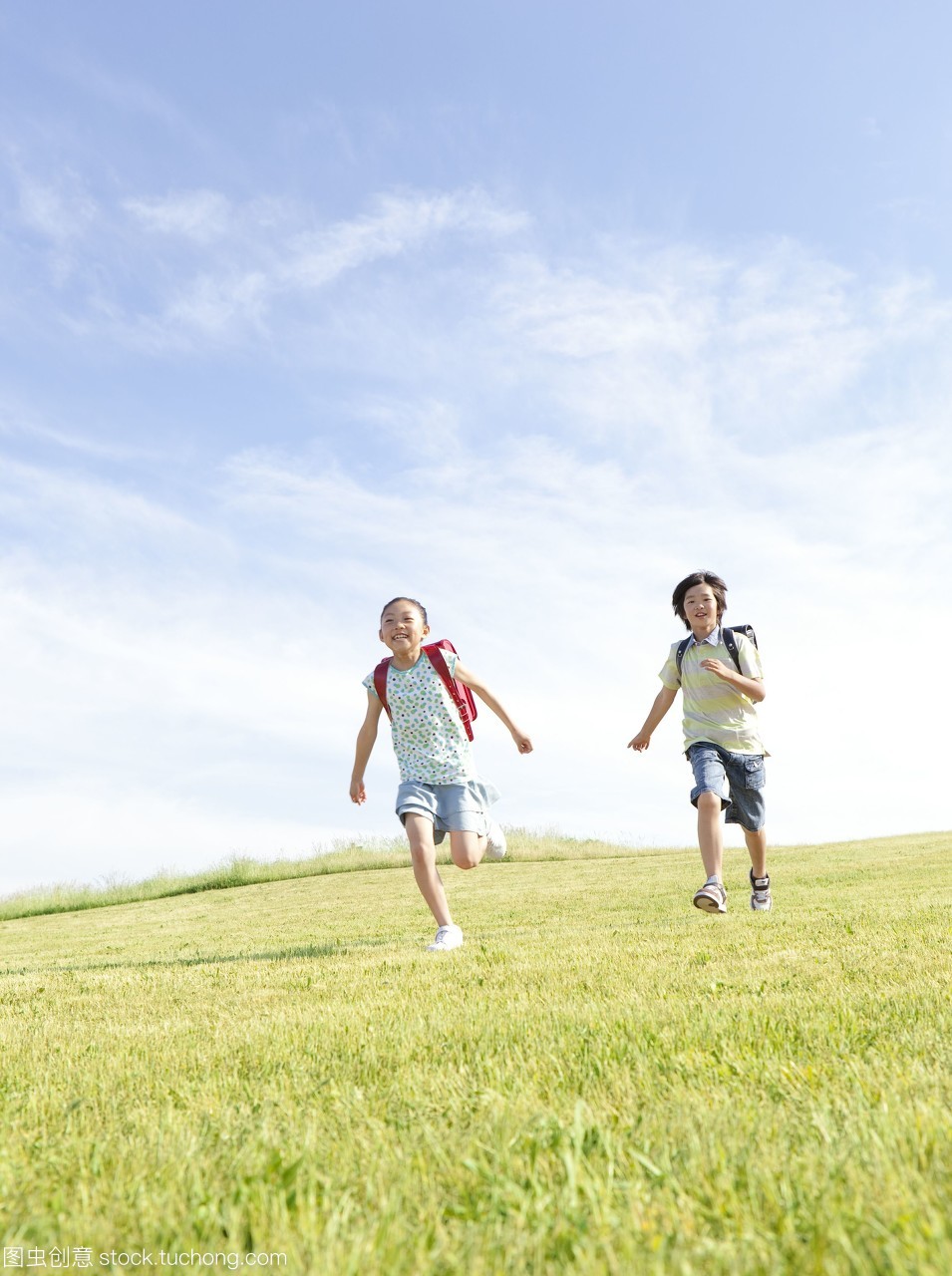 云,蓝天,草坪,天空,赛跑,书包,女孩,户外,全身像,男孩,竞争,全身,生活方式,跑,同学,上学,友谊,原野,amana,日本人,10岁到12岁,人,活力,快乐童年