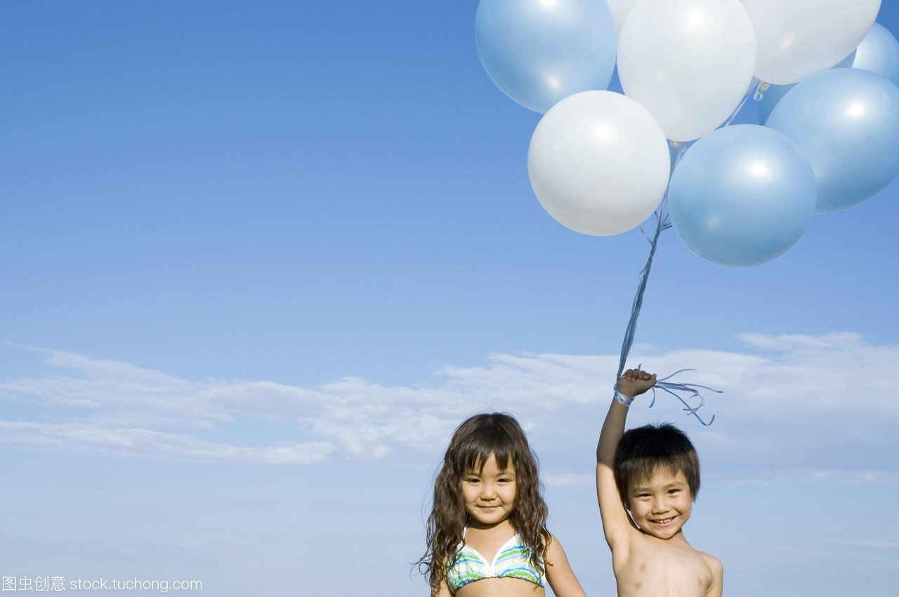 两杆,生活方式,兄弟姐妹,户外,夏天,天空,乐趣,女孩,拿着,友谊,人,日本人,蓝天,半身像,男孩,气球,泳装,多个,顾盼,amana,面对镜头,快乐童年
